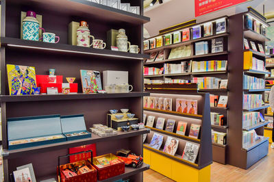 当实体书店纷纷“自救”和“转型”时,这个街区却开出了上海首家海派文化主题书房